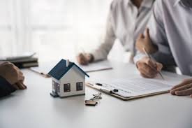 Gens d'affaires signant un contrat avec un agent immobilier Concept pour consultant en assurance habitation Investissement immobilier Sécurité de l'assurance immobilière